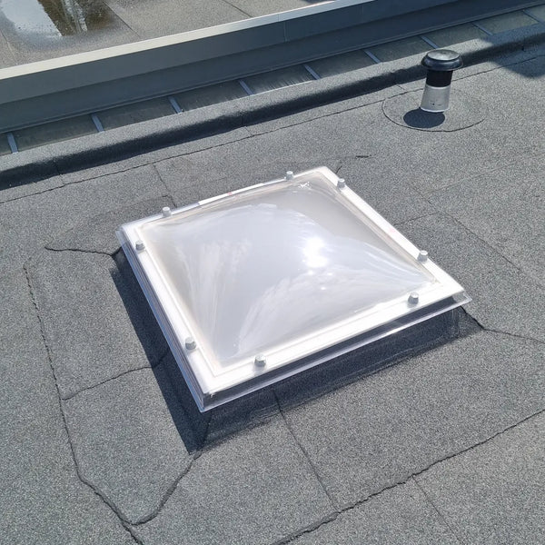 Bolvormige lichtkoepel op een plat dak