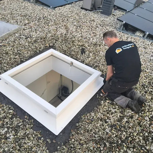 Montagepartner plaatst een PVC-opstand