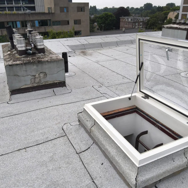 Elektrisch geopende koepel op een plat dak