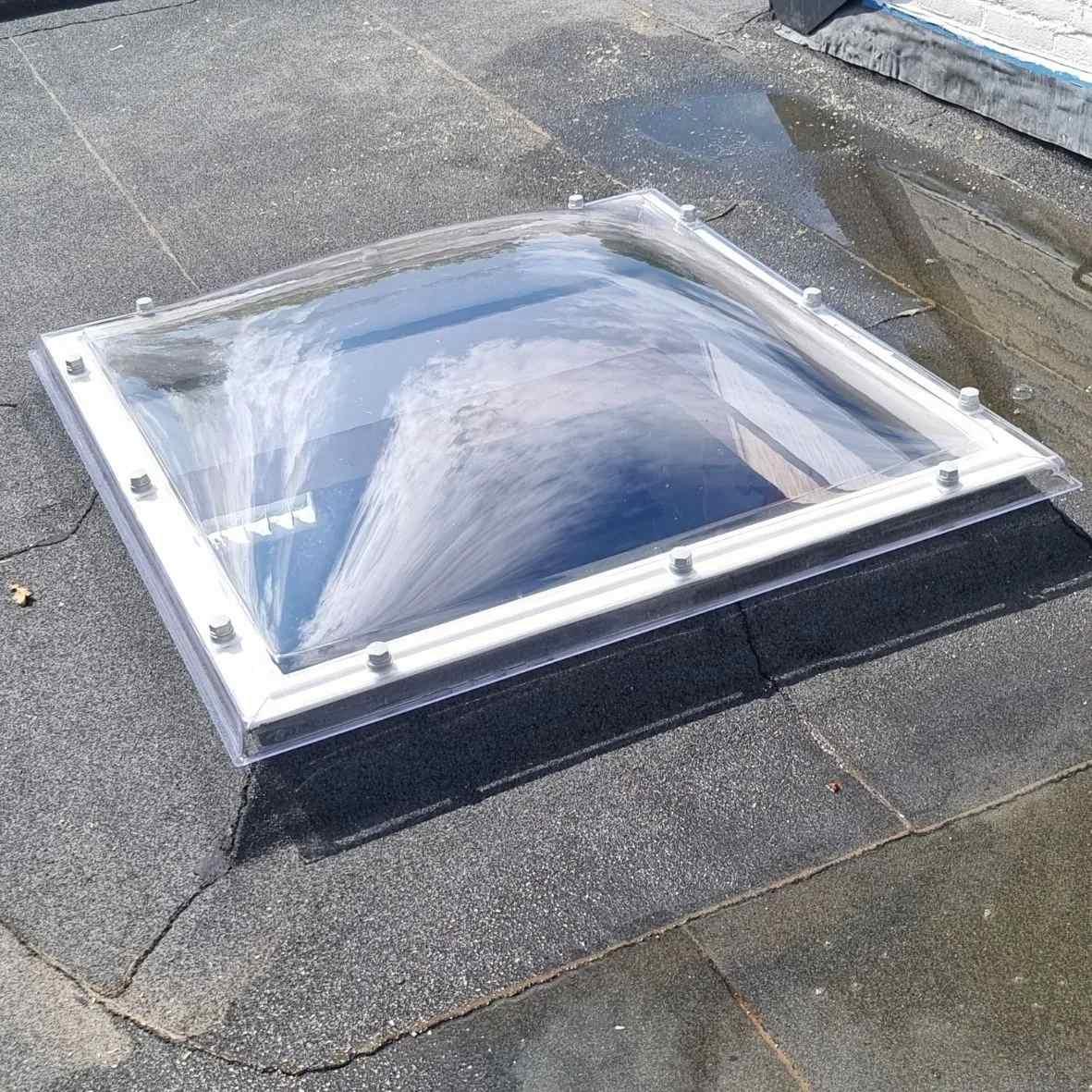 Lichtkoepel op plat dak
