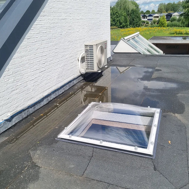 Acrylaat lichtkoepel op een plat dak