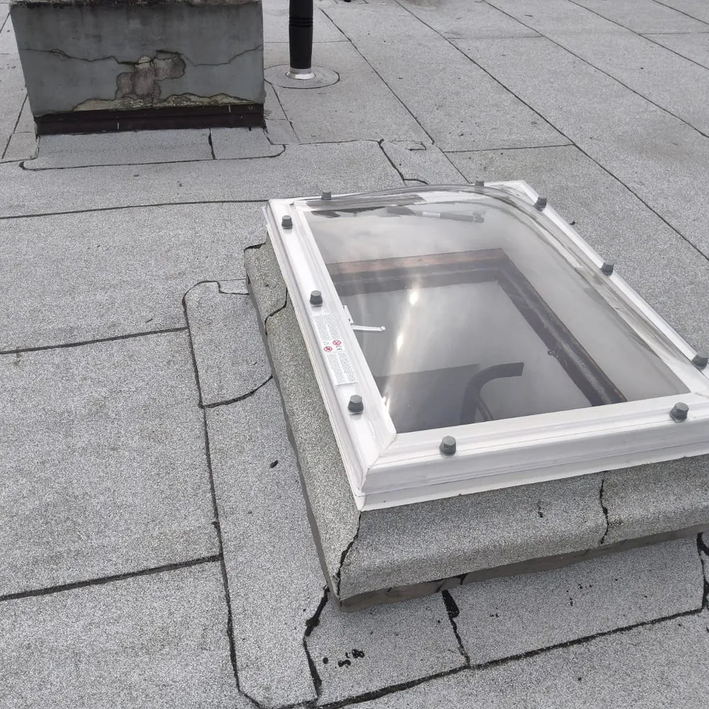 Lichtkoepel van polycarbonaat op een plat dak