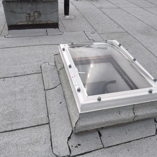 Polycarbonaat lichtkoepel op een plat dak