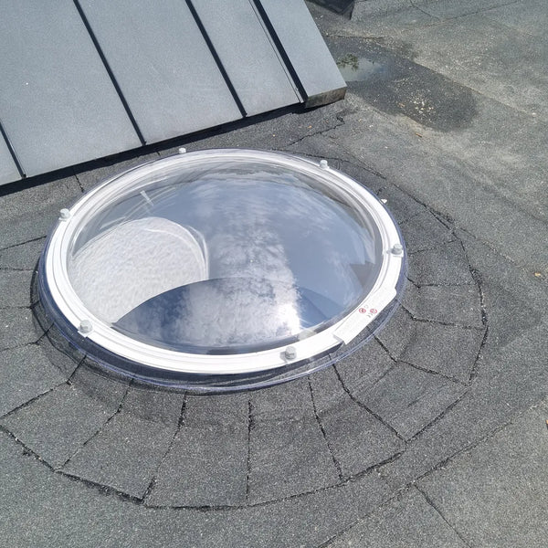 Ronde lichtkoepel op een plat dak