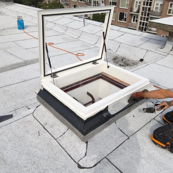 Ventilerende koepel, open met een elektrische spindel